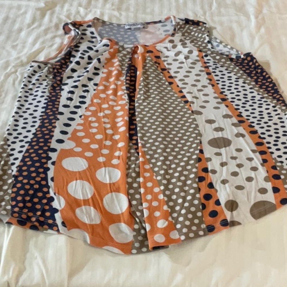 Sleeveless top. Thigh length